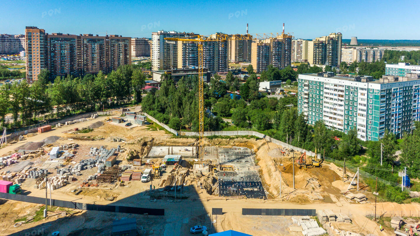 Жк заречный парк. ЖК Заречный парк пик СПБ. ЖК Заречный парк Москва. Стройка рядом с Заречным парком в Девяткино. ЖК Заречный парк фото.